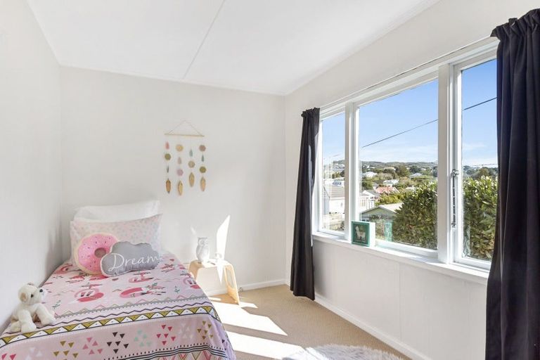 Photo of property in 16 Woburn Road, Northland, Wellington, 6012