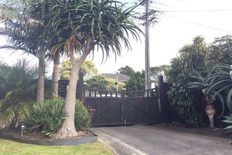 Photo of property in 44 Beach Road, Te Atatu Peninsula, Auckland, 0610