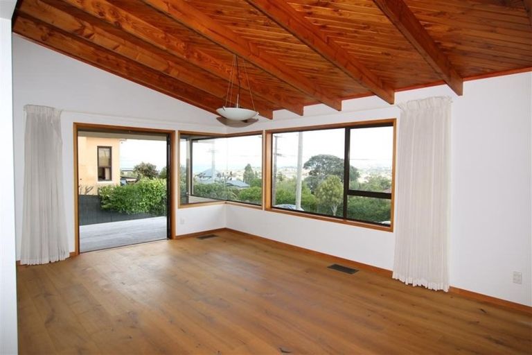 Photo of property in 2/162 East Coast Road, Forrest Hill, Auckland, 0620