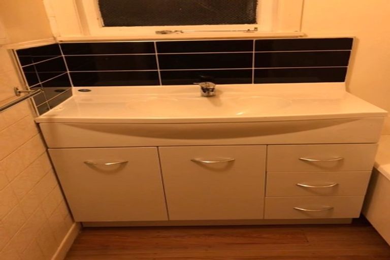 Photo of property in 37 Kenmore Street, Newlands, Wellington, 6037