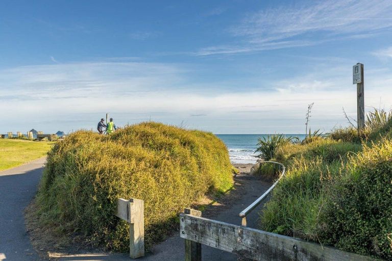 Photo of property in Weekeston Apartments, 2 Nobs Line, Strandon, New Plymouth, 4312