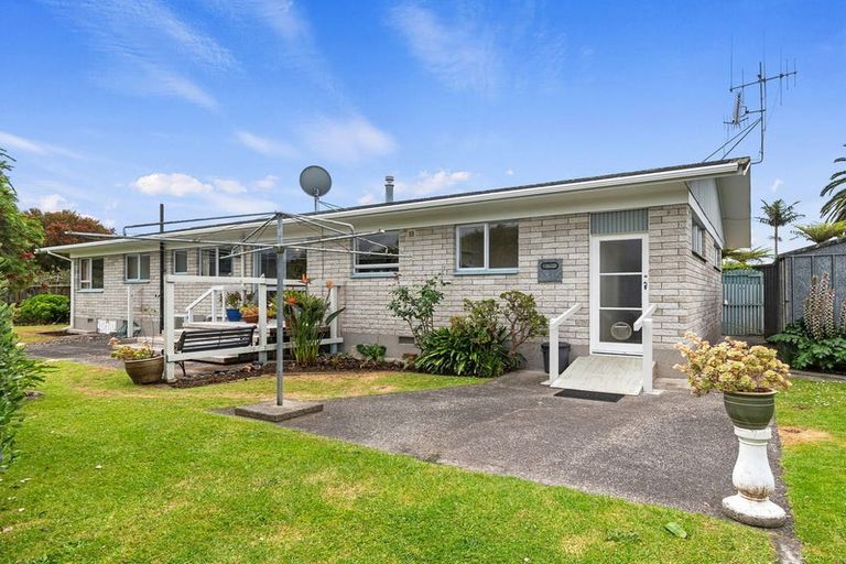 Photo of property in 12 Windsor Avenue, Waikanae, 5036