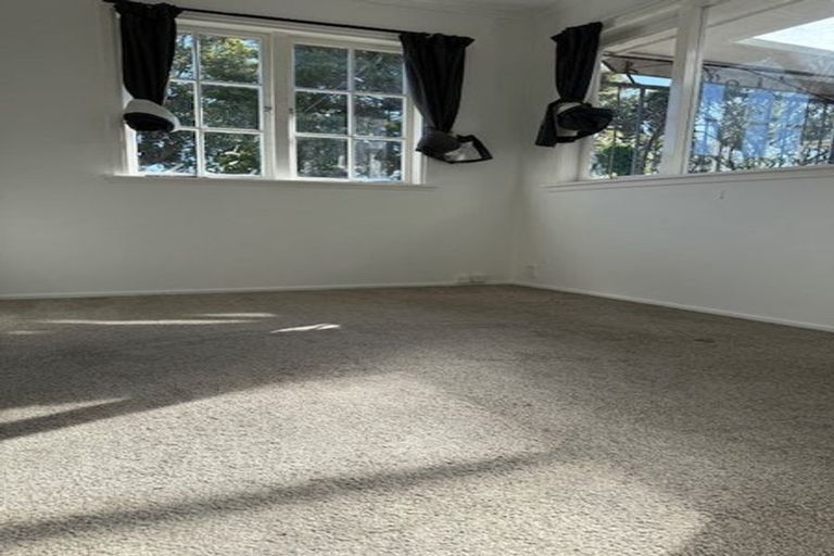 Photo of property in 115 Pupuke Road, Northcote, Auckland, 0627