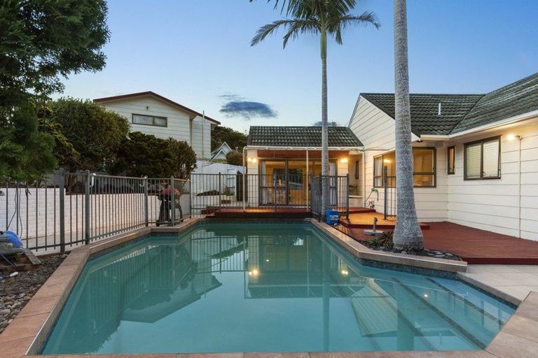 Photo of property in 203 Chelsea View Drive, Chatswood, Auckland, 0626