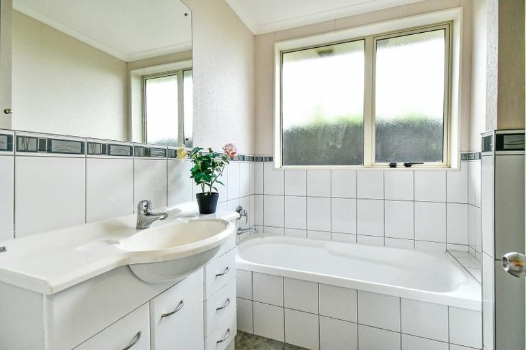Photo of property in 6 Richard Halse Drive, Manurewa, Auckland, 2105