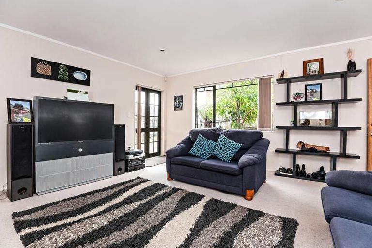 Photo of property in 21 Ginders Drive, Massey, Auckland, 0614