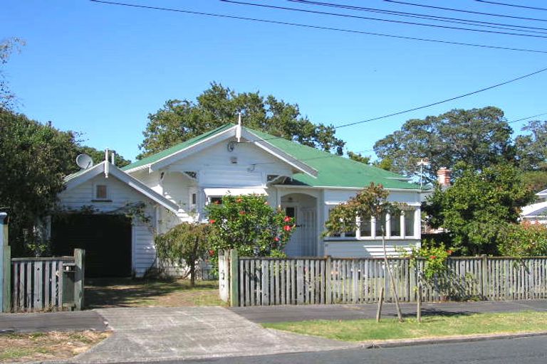 Photo of property in 18a Vincent Road, Northcote Point, Auckland, 0627
