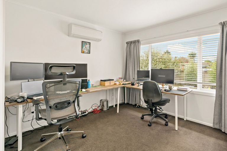 Photo of property in 4 London Street, Te Atatu Peninsula, Auckland, 0610