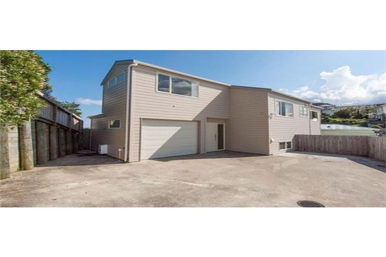 Photo of property in 40c Ruskin Road, Newlands, Wellington, 6037