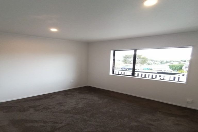 Photo of property in 1/111 Lincoln Park Avenue, Massey, Auckland, 0614