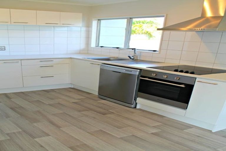 Photo of property in 8 Benchmark Drive, Massey, Auckland, 0614