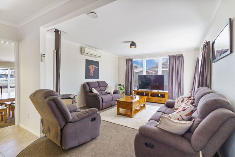 Photo of property in 11 Paton Avenue, Te Atatu South, Auckland, 0610