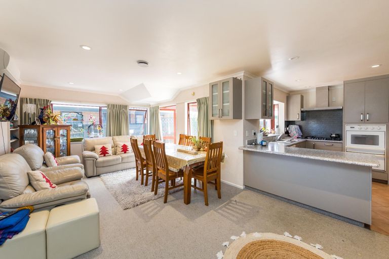 Photo of property in 14 Montana Way, Milson, Palmerston North, 4414