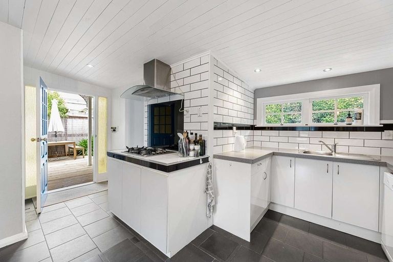 Photo of property in 58 Durham Street, Picton, 7220