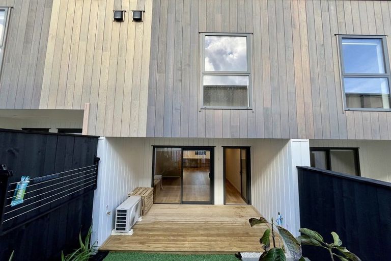 Photo of property in 8/506 Glenfield Road, Bayview, Auckland, 0629