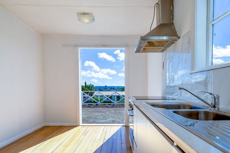 Photo of property in 18 Humphrey Kemp Avenue, Henderson, Auckland, 0612