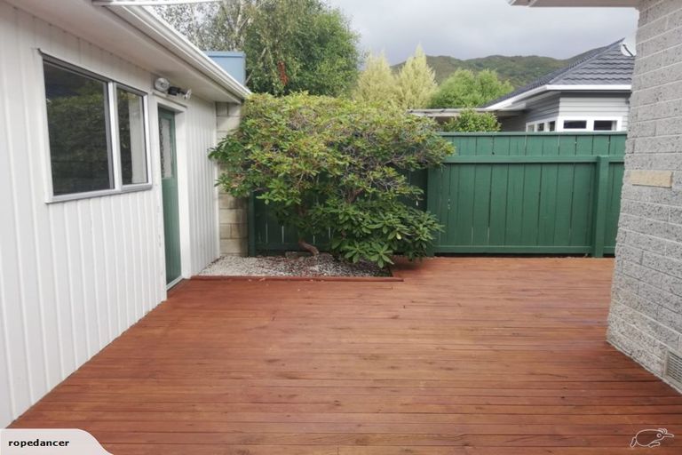 Photo of property in 2/13 Saint Ronans Avenue, Waterloo, Lower Hutt, 5011