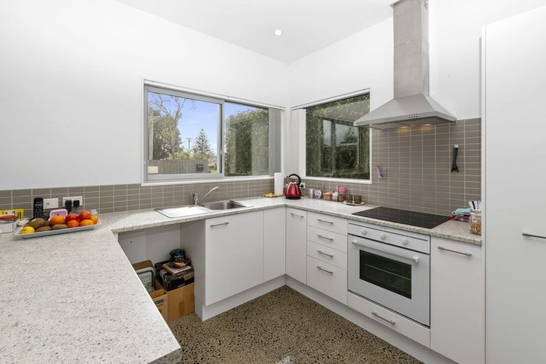 Photo of property in 2b Peachgrove Road, Te Atatu Peninsula, Auckland, 0610