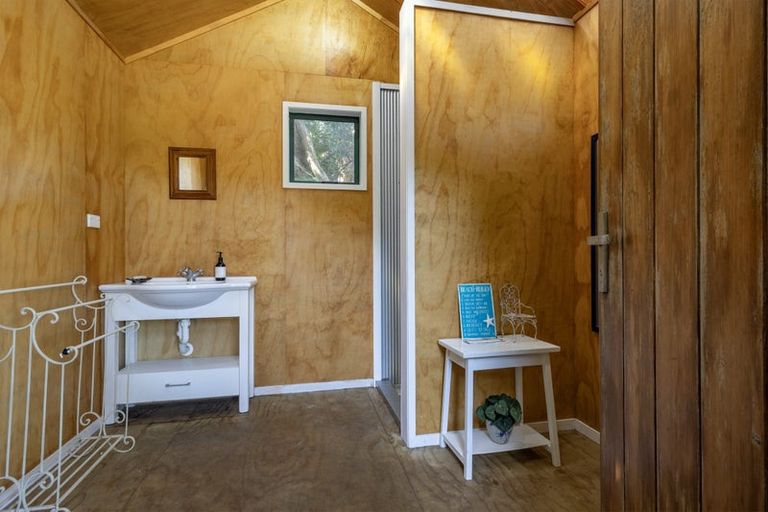 Photo of property in 35 North Piha Road, Piha, 0772