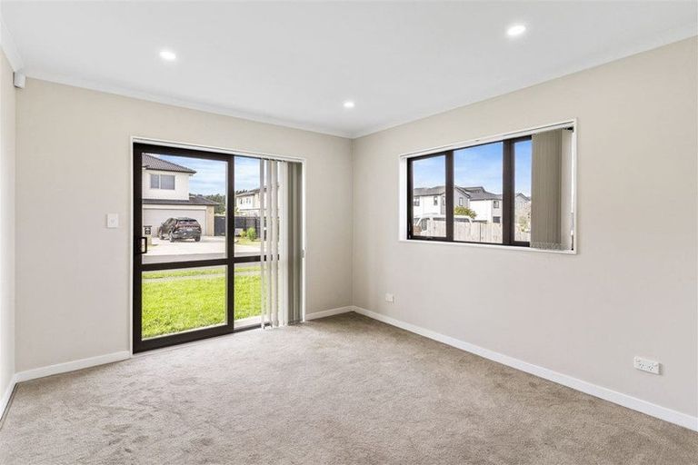 Photo of property in 11 Kirikiri Drive, Papakura, 2110