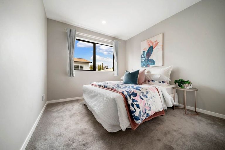 Photo of property in 674 East Coast Road, Pinehill, Auckland, 0630