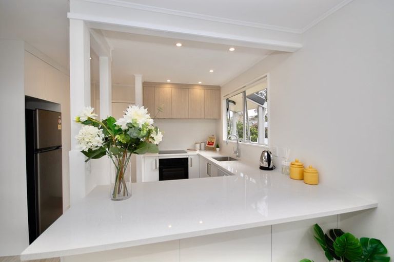 Photo of property in 1/17 Athena Drive, Totara Vale, Auckland, 0629