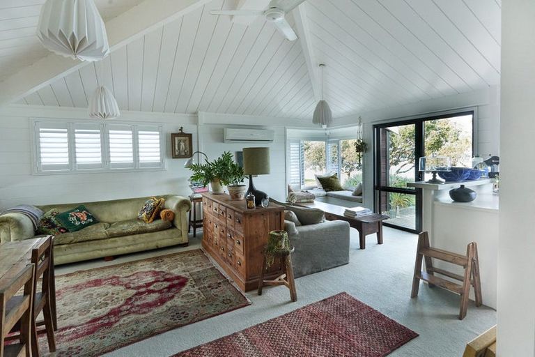 Photo of property in 18 Matakatia Parade, Matakatia, Whangaparaoa, 0930