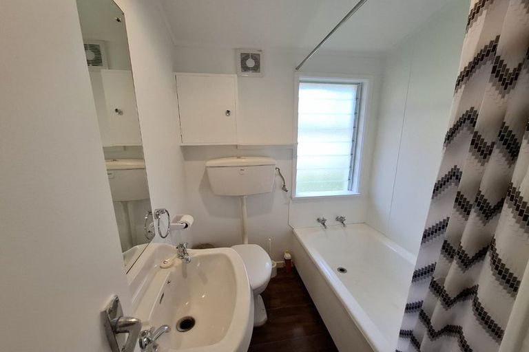 Photo of property in 2/2 Lansdowne Street, Bayswater, Auckland, 0622