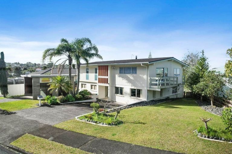 Photo of property in 19 Ravenwood Drive, Forrest Hill, Auckland, 0620