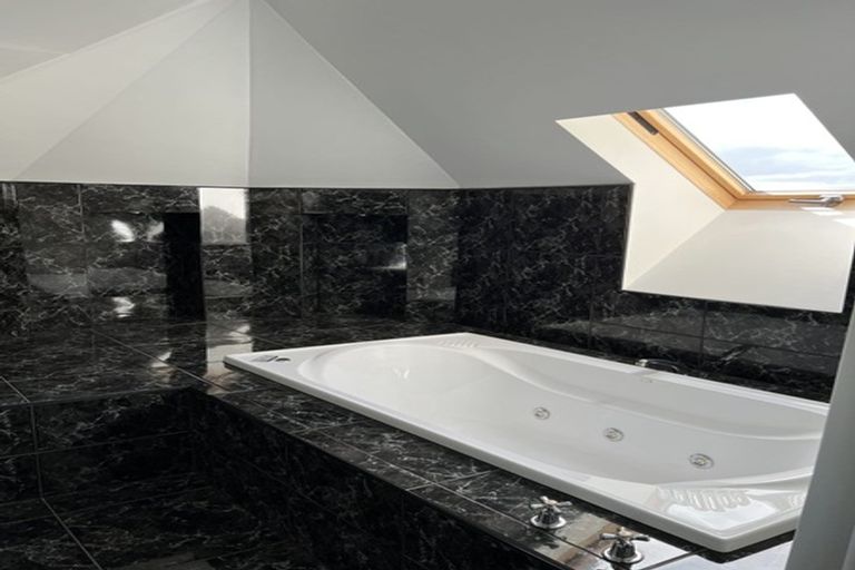 Photo of property in 3 Onemana Way, Te Atatu Peninsula, Auckland, 0610