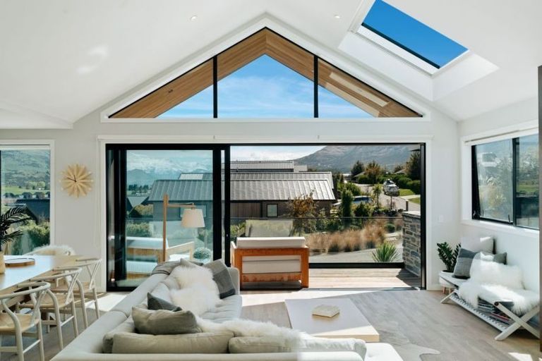 Photo of property in 16 Mcgibbon Lane, Jacks Point, 9371