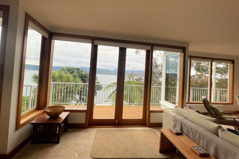 Photo of property in 18 Fortification Road, Karaka Bays, Wellington, 6022