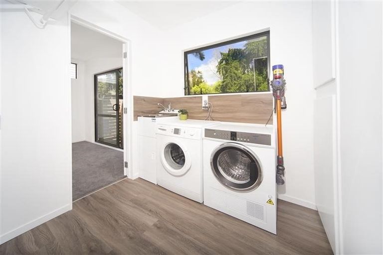 Photo of property in 2/8 Fuchsia Place, Birkdale, Auckland, 0626