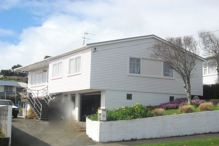 Photo of property in 16 Rospeath Crescent, Spotswood, New Plymouth, 4310