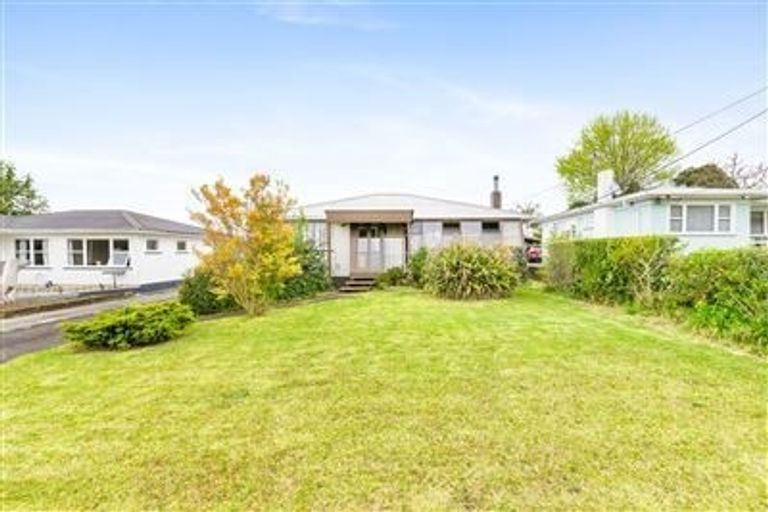 Photo of property in 3 Rewarewa Road, Te Atatu Peninsula, Auckland, 0610