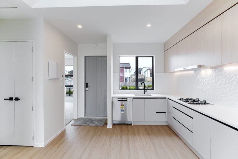 Photo of property in 10 Taiororua Avenue, Massey, Auckland, 0614