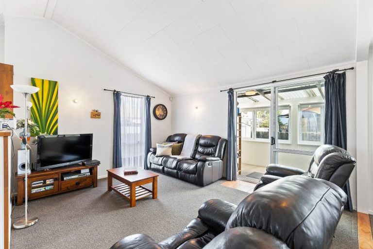 Photo of property in 11 Perrin Place, Kelvin Grove, Palmerston North, 4414