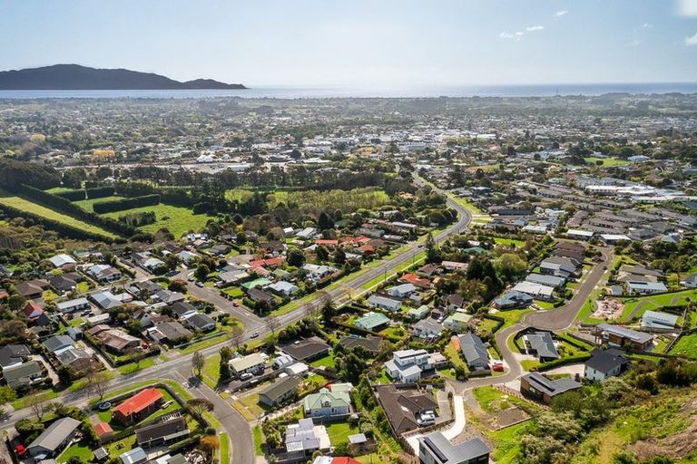 Photo of property in 11a Poneke Drive, Waikanae, 5036