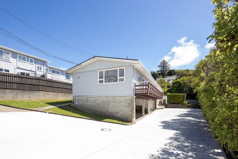 Photo of property in 12 Kahikatea Grove, Paparangi, Wellington, 6037