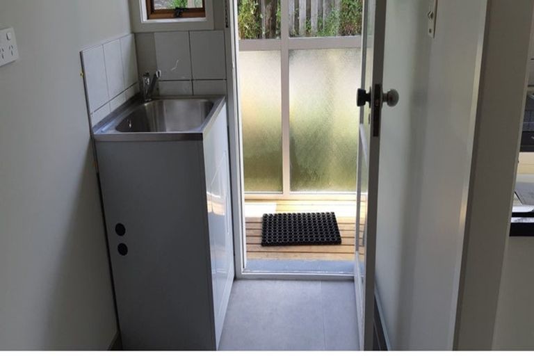 Photo of property in 2/73 Eskdale Road, Birkdale, Auckland, 0626