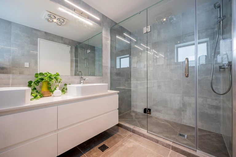 Photo of property in 2/5 Marsh Avenue, Forrest Hill, Auckland, 0620