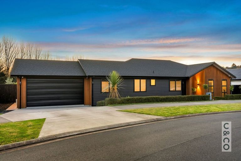 Photo of property in 21 Vogwill Road, Kumeu, 0810