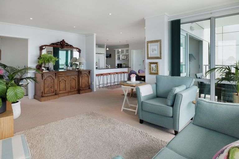 Photo of property in 72 Devonport Road, Tauranga, 3110