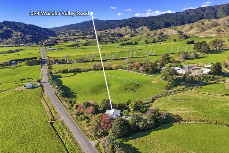 Photo of property in 594 Waitohu Valley Road, Manakau, Otaki, 5583