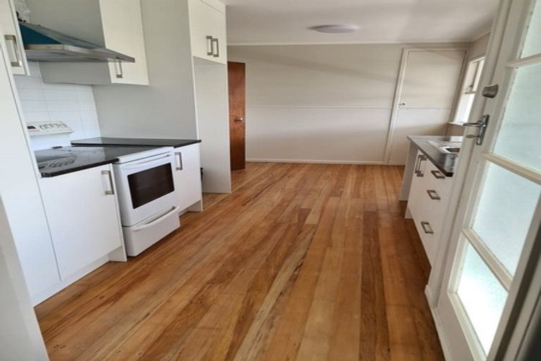 Photo of property in 1 Coburg Street, Henderson, Auckland, 0612