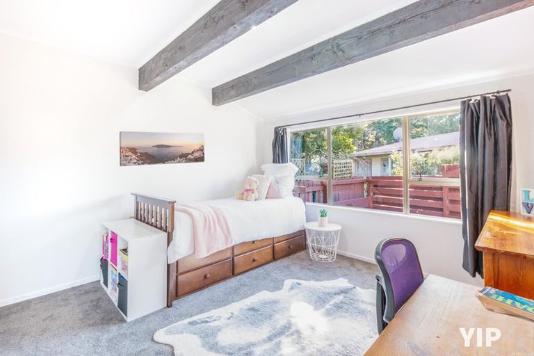 Photo of property in 27a Kingsbridge Place, Newlands, Wellington, 6037