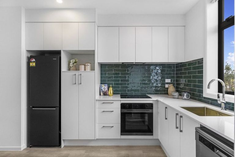 Photo of property in 27 Raukohekohe Road, Wiri, 2104