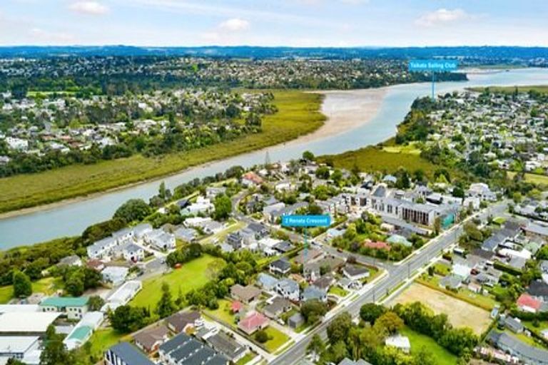 Photo of property in 2 Renata Crescent, Te Atatu Peninsula, Auckland, 0610