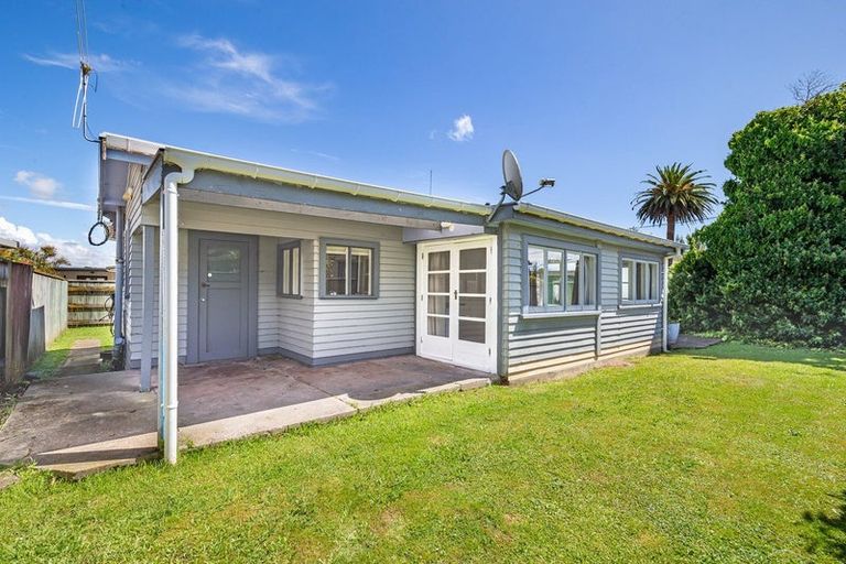 Photo of property in 88 Queenwood Road, Levin, 5510
