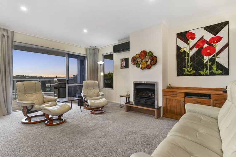 Photo of property in 160 Kittiwake Drive, Schnapper Rock, Auckland, 0632